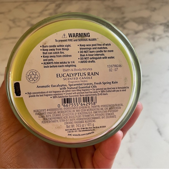 Bath & Body Works Eucalyptus Rain candle 14.5 oz - Picture 4 of 5